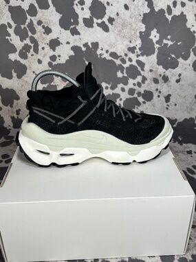 Nike Air Max Flyknit Venture "Black Sail" women's size 7.5